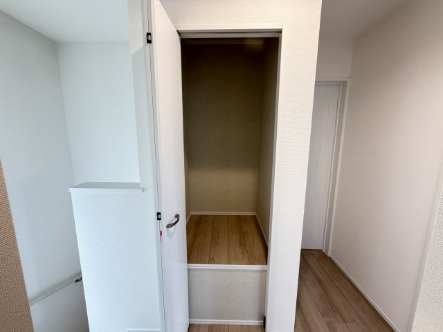 ハートフルタウン前橋市青柳町431番　A号棟の収納|２階廊下にはちょっとした収納付きです！