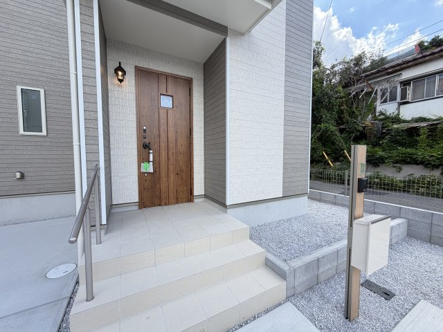 ハートフルタウン前橋市青柳町431番　A号棟の玄関|おしゃれな玄関です。モニター付きインターホンが標準装備です。