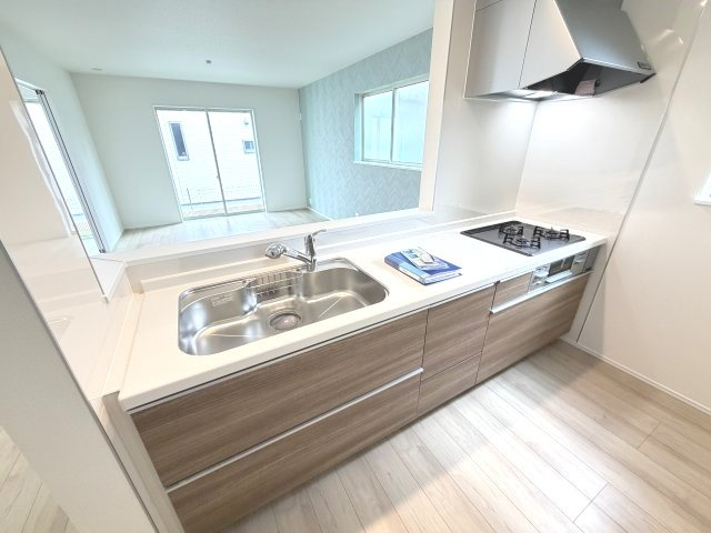 ハートフルタウン前橋市青柳町431番　A号棟のキッチン|人気のカウンターキッチン採用です☆
コンロも３口ご用意しています！調理スペースも広くストレスなくお料理できます。
浄水器つきなので美味しいお水も飲めますよ♪