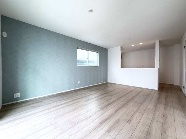 ハートフルタウン前橋市青柳町431番　A号棟の居間・リビング|ゆったり過ごせる16帖のリビングです♪人気の対面式キッチンを配した空間はお好みの家具も合わせやすく、家族がくつろぐ快適な空間造りをサポート。窓からは明るい陽光が差し込みます。