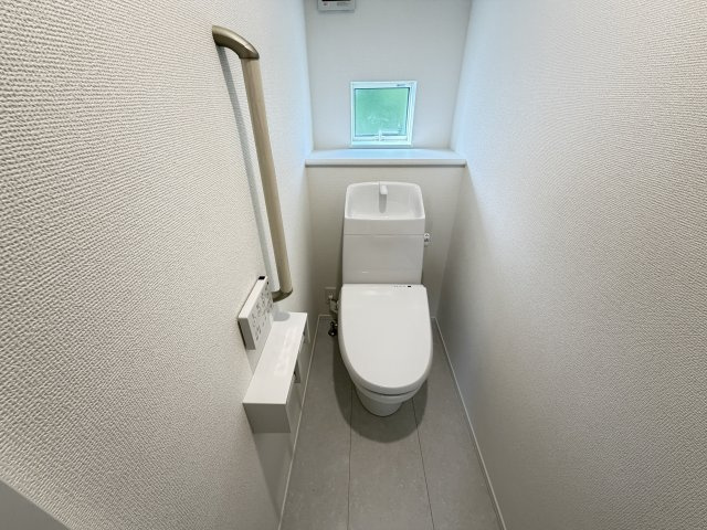 ハートフルタウン前橋市青柳町431番　A号棟のトイレ|1階トイレです。清潔感のある白を基調としています。
温水洗浄・便座暖房機能の付いた快適なトイレです☆