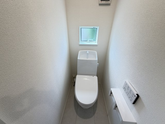 ハートフルタウン前橋市青柳町431番　A号棟のトイレ|2階トイレです。清潔感のある白を基調としています。