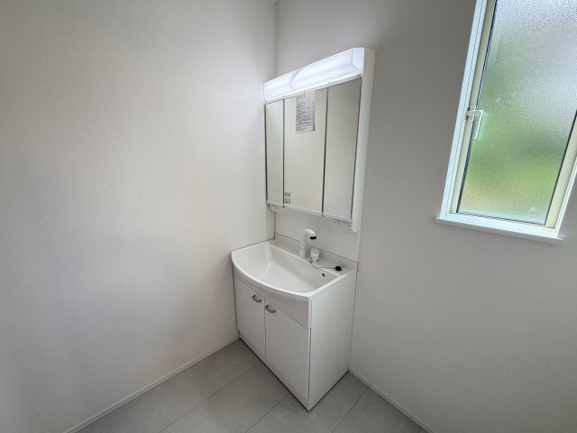 ハートフルタウン前橋市青柳町431番　A号棟の独立洗面台|シャワー水栓付き洗面台で朝の身支度もバッチリです！
洗面台には収納スペースもあり洗面室もすっきり片付きますよ！