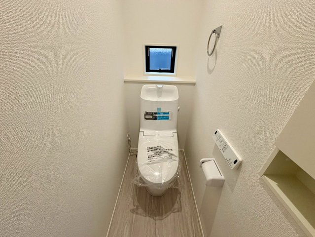 「好アクセス」高知市鴨部2期2棟　2号棟新築戸建てのトイレ