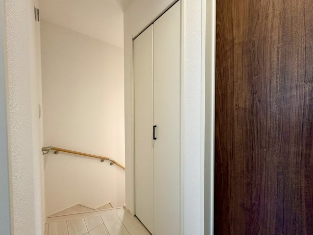 「好アクセス」高知市鴨部2期2棟　2号棟新築戸建ての収納