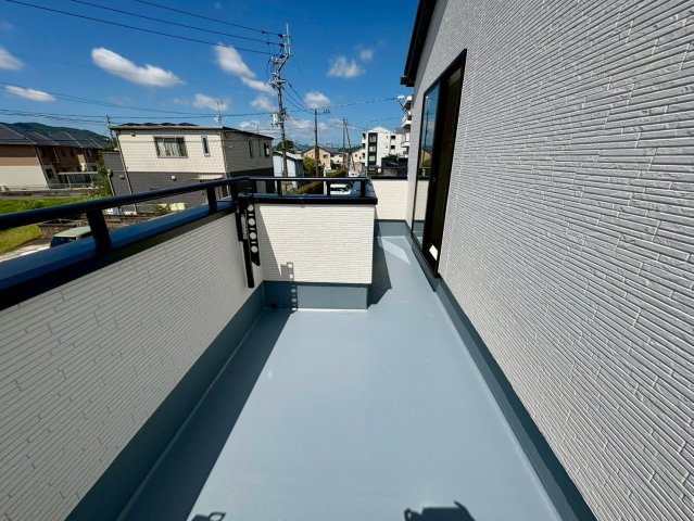 「好アクセス」高知市鴨部2期2棟　2号棟新築戸建てのバルコニー