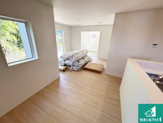 ●大和郡山市九条町　第11期　新築一戸建ての居間・リビング|シンプルなリビングは、観葉植物等のインテリアを楽しめますね！パパ好みにも、ママ好みにも家具次第で雰囲気を変えることができます！