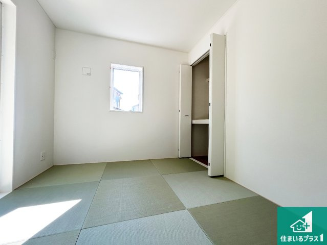 ●大和郡山市九条町　第11期　新築一戸建ての和室|一室あると便利な和室は客間としてだけでなく、小さなお子様のプレイルームや食後のくつろぎスペースとしてもご利用いただけます。収納もついていますので大活躍間違いなし！