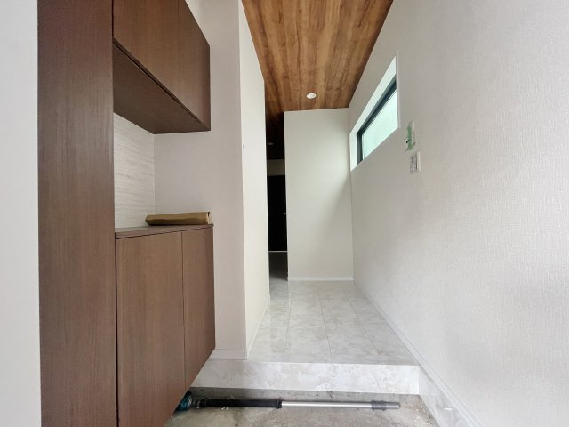 杉並区成田東1丁目 全2棟 1号棟の玄関|家族や来客をお出迎えする玄関
清潔感があり纏まった空間に仕上がりました