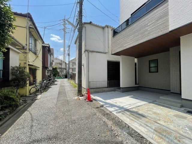 杉並区成田東1丁目 全2棟 1号棟の前面道路含む現地写真|【2階建　南向き　開放感溢れる勾配天井仕様のLDK♪】
高機能な新築戸建　全2棟
間もなく建築が始まります♪♪
