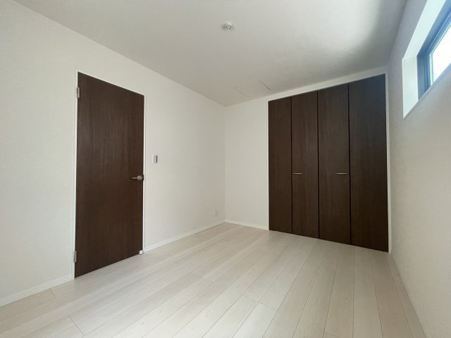 杉並区成田東1丁目 全2棟 1号棟の洋室|間口の広いクローゼットがあり、居住スペースを広々とお使いいただけます
居室部分を広々とお使いいただけるので、主寝室におすすめです