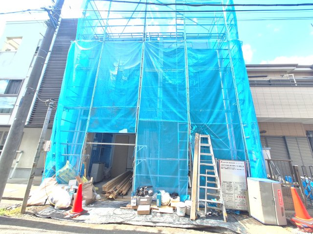 【外観】 | 蕨市南町2丁目　新築戸建 | 奥行きのあるバルコニーが魅力の新邸！東南向きで暖かい陽射しの射し込むLDKは17.3帖と広々♪収納も豊富です。