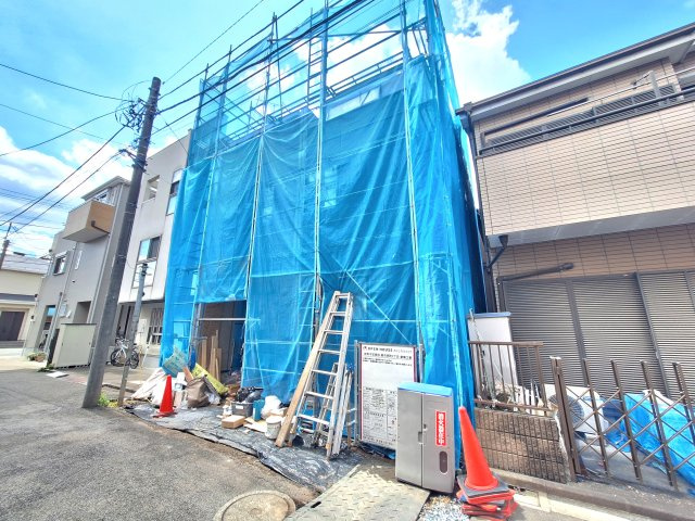 【前面道路含む現地写真】 | 蕨市南町2丁目　新築戸建 | 奥行きのあるバルコニーが魅力の新邸！東南向きで暖かい陽射しの射し込むLDKは17.3帖と広々♪収納も豊富です。