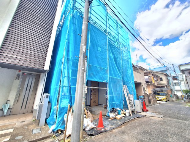 【前面道路含む現地写真】 | 蕨市南町2丁目　新築戸建 | 奥行きのあるバルコニーが魅力の新邸！東南向きで暖かい陽射しの射し込むLDKは17.3帖と広々♪収納も豊富です。
