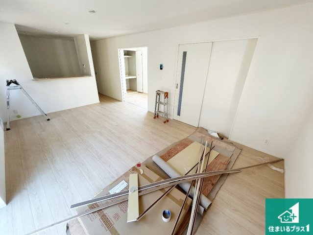 ●大和郡山市九条町　第11期　新築一戸建ての居間・リビング|シンプルなリビングは、観葉植物等のインテリアを楽しめますね！パパ好みにも、ママ好みにも家具次第で雰囲気を変えることができます！