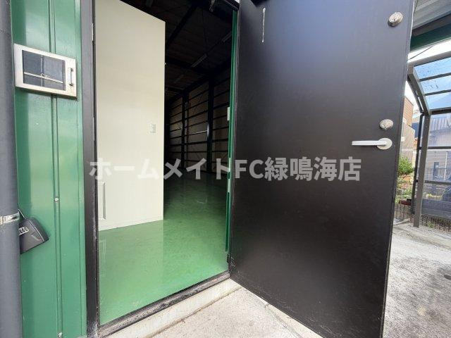 鳥居町倉庫の玄関
