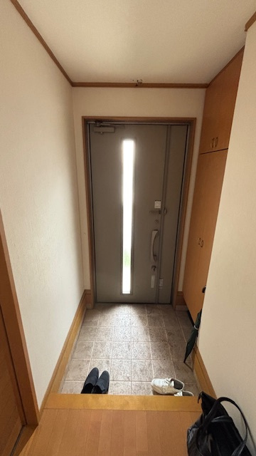 兵庫県伊丹市山田3丁目　中古戸建の玄関|収納もある玄関です