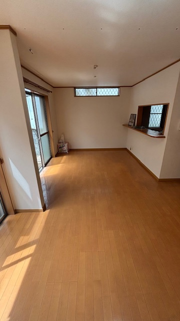 兵庫県伊丹市山田3丁目　中古戸建の居間・リビング|使いやすい居間です