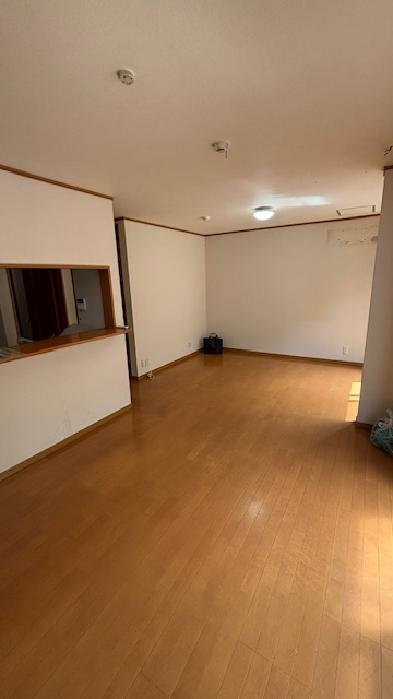 兵庫県伊丹市山田3丁目　中古戸建の居間・リビング|使いやすいリビングです