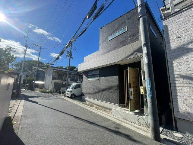 ハピレハウス天美パート1の前面道路含む現地写真|20帖超のゆとりのLDKにリビング階段を採用し、家族の会話が自然と生まれる設計。キッチン横のパントリーやSIC、WCLなど収納が充実し、住まいがすっきり片付きます。 暮らし易さを追求した一邸です。