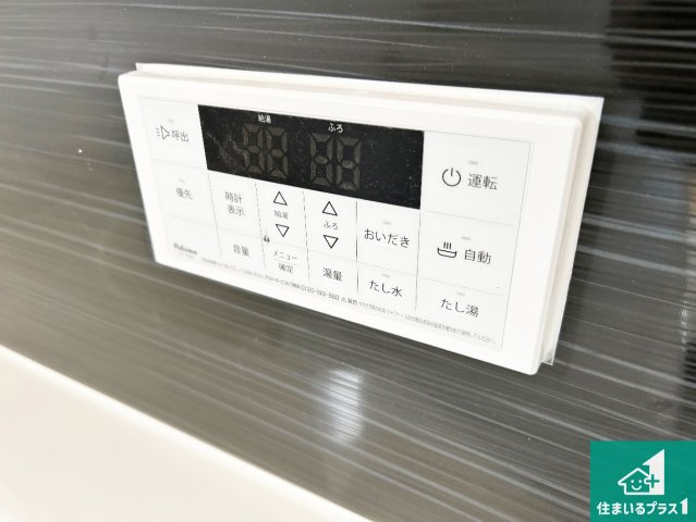 ●大和郡山市九条町　第11期　新築一戸建てのキッチン|リビングと統一感があり、使い勝手のいいキッチン。広々としているので、二人並んで作業が出来ちゃいます。お子様と一緒に色々なお料理に挑戦できるスペースがあります。