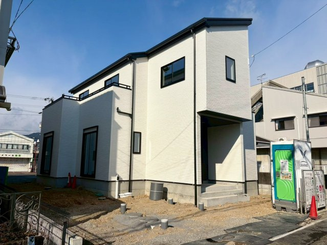  土佐市高岡町乙1棟の外観|白を基調とした、すっきりとした印象の新築外観