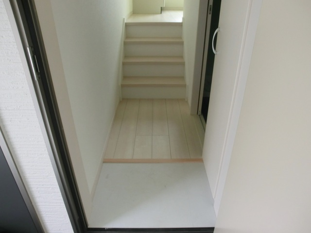 グローレ小岩の玄関|居室までは小さな階段で上がります。