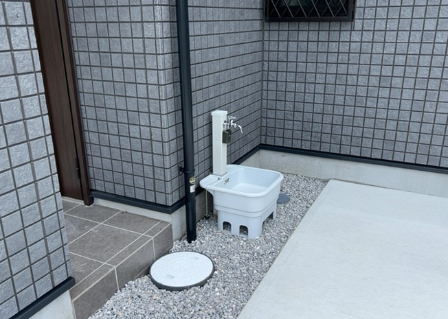 【設備】 | 敷地内には洗車やガーデニングに便利な屋外散水栓を完備。また電気自動車の充電に対応するEV車充電設備も用意されており、暮らしを豊かにする便利なその他設備が細部まで機能的に行き届いている物件です。