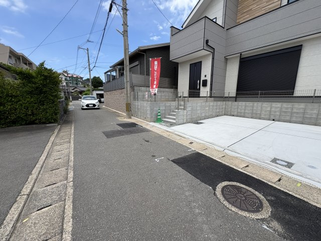 【その他】 | 福岡市東区香住ケ丘4丁目2期　1号棟（全1棟）【仲介手数料無料・0円】 | 現地写真。前面道路です。