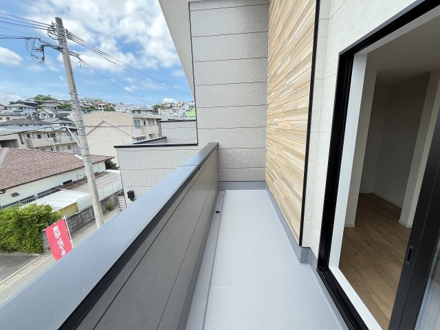 【バルコニー】 | 福岡市東区香住ケ丘4丁目2期　1号棟（全1棟）【仲介手数料無料・0円】 | 施工例。施工例は完成時と異なる場合があります。