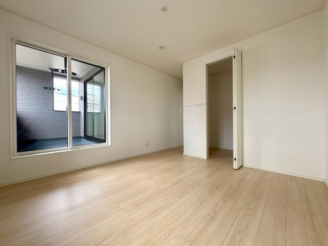 「2階リビングの３階建」高知市 旭町３丁目 3階建 新築一戸建の洋室|二面採光で風通り・日当たり良好なお部屋。子供部屋や書斎、リモートワークにも適した広さです。