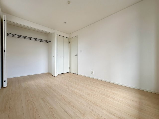 「2階リビングの３階建」高知市 旭町３丁目 3階建 新築一戸建の洋室|ナチュラルでやわらかな木目調のインテリアが映える洋室。心地よいプライベート空間を演出します。