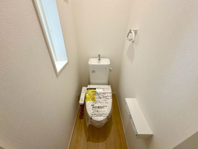 「2階リビングの３階建」高知市 旭町３丁目 3階建 新築一戸建のトイレ|忙しい朝の混雑を回避できる便利な2ヶ所目のトイレ。手洗いや小窓もついており清潔感を保てます。