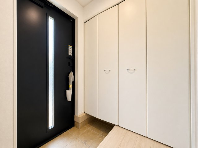 「2階リビングの３階建」高知市 旭町３丁目 3階建 新築一戸建の玄関|シューズボックス完備で家族全員の靴をすっきり整理可能。清潔感あふれる明るい玄関スペースです。