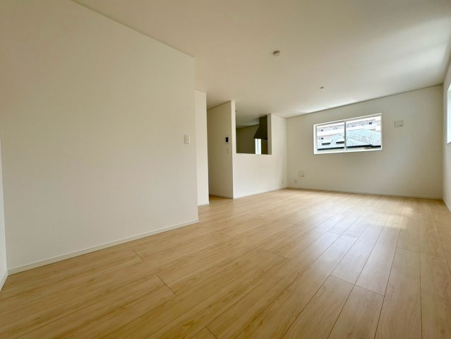 「2階リビングの３階建」高知市 旭町３丁目 3階建 新築一戸建の居間・リビング|家族が集まるリビングは奥行きのある伸びやかな設計。インテリアのレイアウトも自由自在に楽しめます。