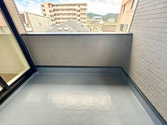 「2階リビングの３階建」高知市 旭町３丁目 3階建 新築一戸建のバルコニー|陽当たり・通風ともに良好なバルコニー。洗濯物やお布団も心地よく乾き、毎日快適に過ごせます。