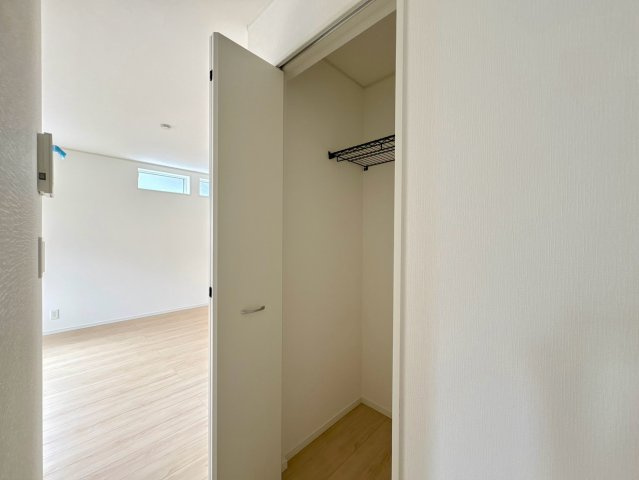 「2階リビングの３階建」高知市 旭町３丁目 3階建 新築一戸建の収納|ハンガーパイプと棚を備えたクローゼット。洋服や小物を効率よくすっきりと整理収納できます。