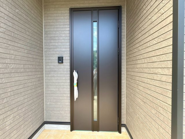 「2階リビングの３階建」高知市 旭町３丁目 3階建 新築一戸建の玄関|シックなカラーの重厚感ある玄関ドア。防犯面にも配慮された鍵システムで毎日の暮らしも安心です。