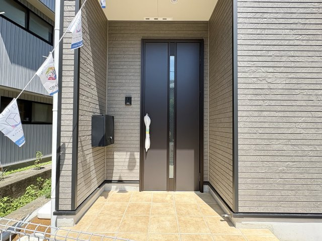 「2階リビングの３階建」高知市 旭町３丁目 3階建 新築一戸建の玄関|シックなカラーの重厚感ある玄関ドア。防犯面にも配慮された鍵システムで毎日の暮らしも安心です。