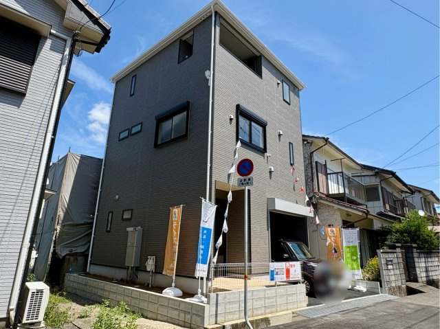 「2階リビングの３階建」高知市 旭町３丁目 3階建 新築一戸建の外観|8/7撮影。青空に映えるモダンで落ち着いたデザイン。前面駐車場で車の出し入れもラクラクです。