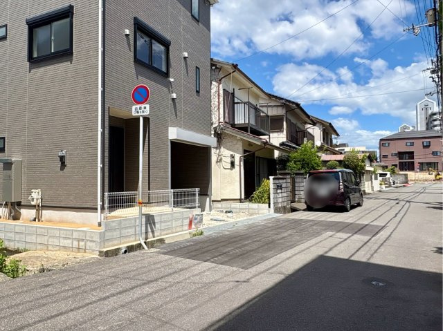 「2階リビングの３階建」高知市 旭町３丁目 3階建 新築一戸建の前面道路含む現地写真|8/6撮影。前面道路は舗装済みでフラット。車のすれ違いも安心な道幅が確保された明るい街並みです。