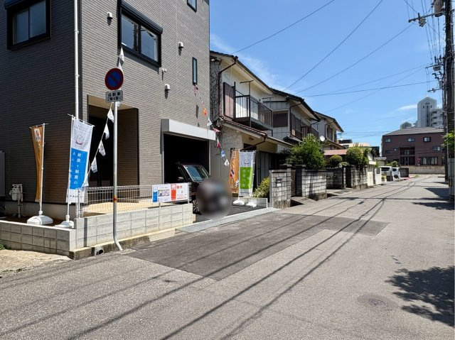 「2階リビングの３階建」高知市 旭町３丁目 3階建 新築一戸建の前面道路含む現地写真|8/6撮影。前面道路は舗装済みでフラット。車のすれ違いも安心な道幅が確保された明るい街並みです。