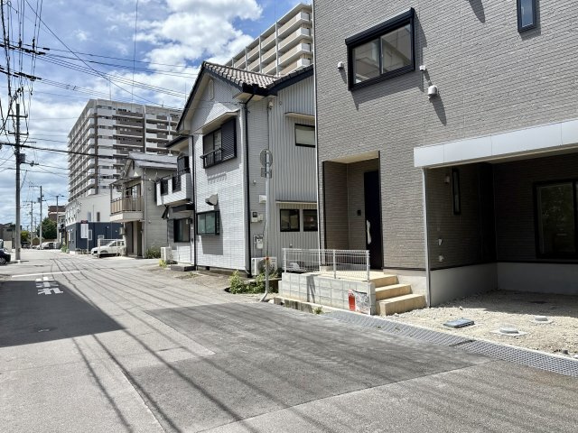 「2階リビングの３階建」高知市 旭町３丁目 3階建 新築一戸建の前面道路含む現地写真|8/7撮影。見通しの良い道路環境。通行量も少なめで、小さなお子様のいるご家庭でも安心です。（43文字）