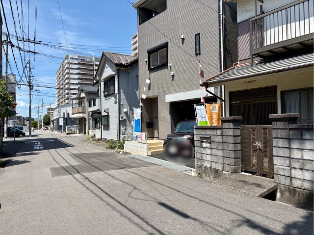 「2階リビングの３階建」高知市 旭町３丁目 3階建 新築一戸建の前面道路含む現地写真|8/7撮影。見通しの良い道路環境。通行量も少なめで、小さなお子様のいるご家庭でも安心です。（43文字）
