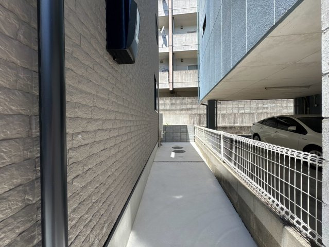 「2階リビングの３階建」高知市 旭町３丁目 3階建 新築一戸建のその他|建物周りは綺麗に舗装・整備されており、お掃除やメンテナンスもしやすい状態に保たれています。
