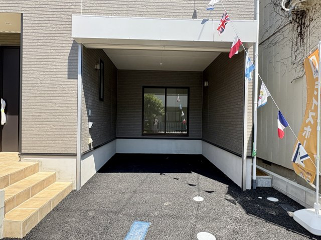 「2階リビングの３階建」高知市 旭町３丁目 3階建 新築一戸建の駐車場|物置の設置や自転車置き場など多様に活用いただけます。
