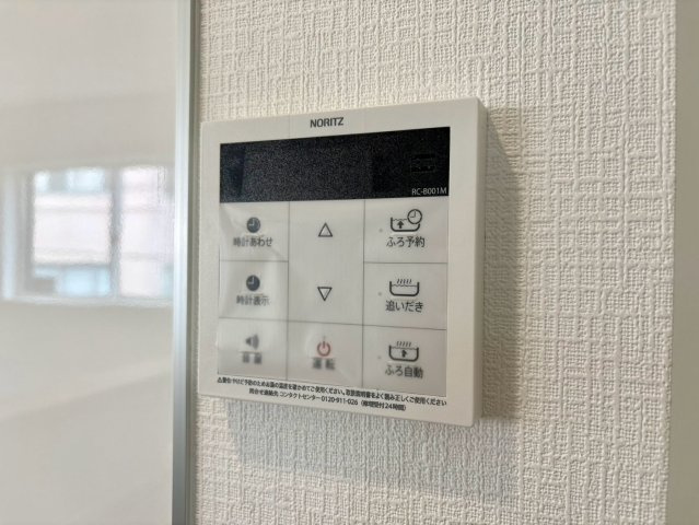 「2階リビングの３階建」高知市 旭町３丁目 3階建 新築一戸建のその他|ワンタッチでお湯張り・追い焚きが可能なオートバスリモコン。忙しい毎日の入浴を快適にサポートします。