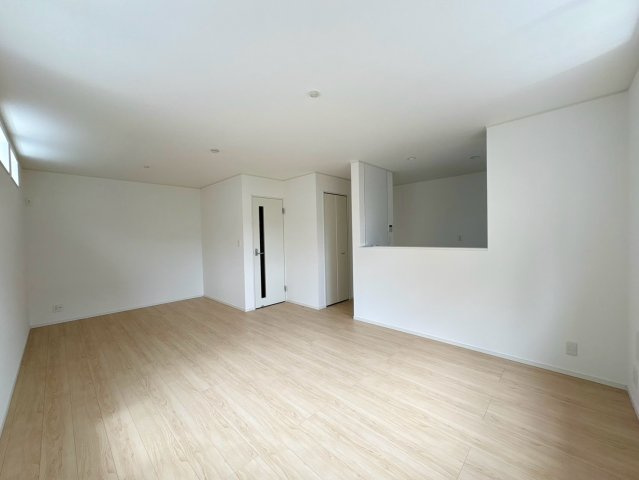 「2階リビングの３階建」高知市 旭町３丁目 3階建 新築一戸建の居間・リビング|どんなインテリアにも合わせやすい、明るくナチュラルな雰囲気の広々リビング空間です。