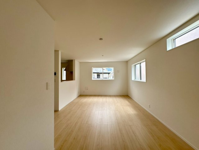 「2階リビングの３階建」高知市 旭町３丁目 3階建 新築一戸建の居間・リビング|複数設けられた窓から明るい自然光がたっぷりと差し込む、風通しの良い心地よいリビングです。