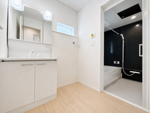 「2階リビングの３階建」高知市 旭町３丁目 3階建 新築一戸建の独立洗面台|鏡の裏や足元など収納スペースが充実した独立洗面化粧台。忙しい朝の身支度もスムーズに整います。